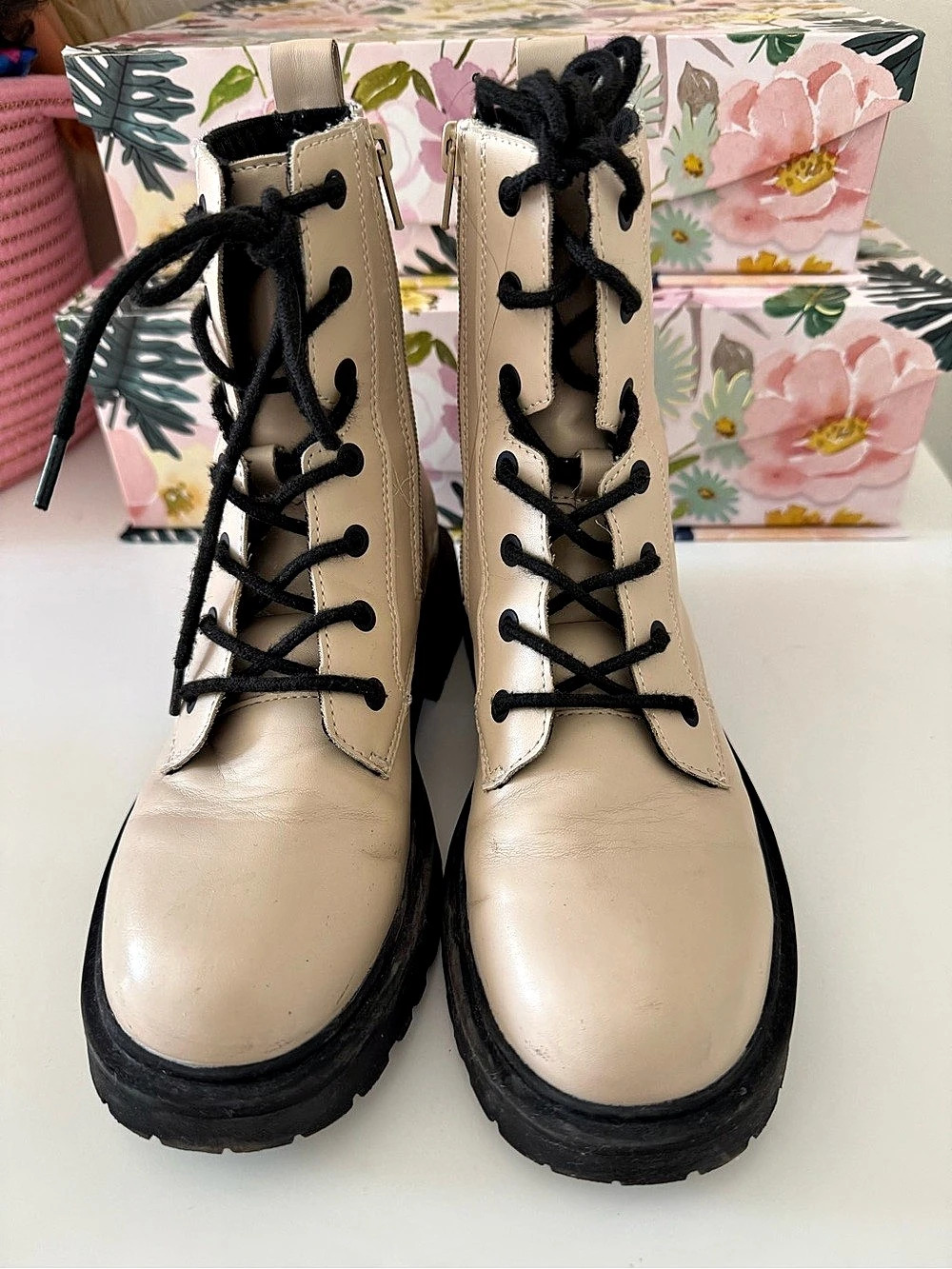 Zara kids/ junior Beige Lace-Up Combat Boots with Side Zip EU 35